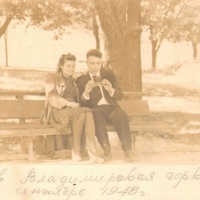 Валентина Яценко и Иван Бурлака на Владимирской горке в Киеве, 1948 год