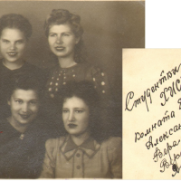 Студентки ХИСИ, 1945 год. В. С. Яценко в центре первого ряда