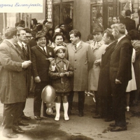 У здания «Белгоспроекта», 1 мая 1974 года. И. Ф. Бурлака – третий слева, В. С. Бурлака – в центре